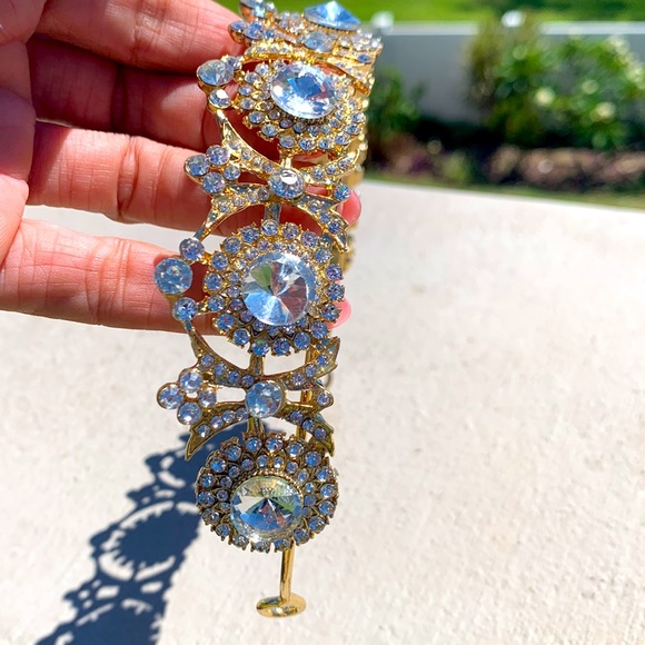 A CLEAR crystal & GOLD Bridal Crown piece that is gorgeous!! Was never worn! - Picture 3 of 5